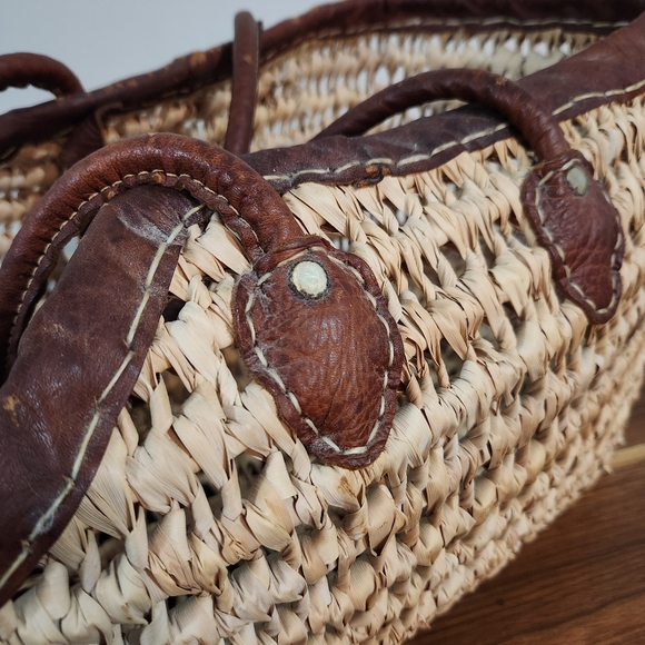 Vintage Woven Wicker Straw Market Large Basket Top Handles Leather Trim - Picture 9 of 14